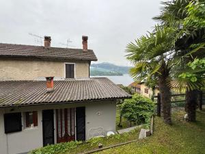 una casa con una palmera al lado de un edificio en Casa Zoe, en Ameno