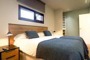 1 dormitorio con 1 cama grande y ventana en Apartamento Con Jardín Rodeado de Viñedos en Ribadumia