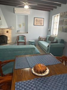 una sala de estar con una mesa con un pastel en un plato en Vasilion Agrotourism, en Polis Chrysochous