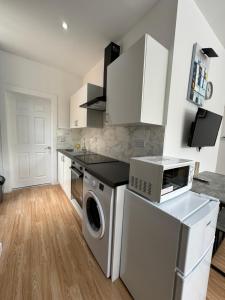 A cozinha ou kitchenette de MK Apartments, City of Manchester, Chorlton