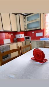 eine rote Serviette auf einem weißen Tisch in der Küche in der Unterkunft Panoramic Apartment Amelia in Sarandë