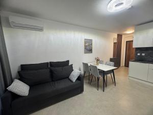 ein Wohnzimmer mit Sofa und Tisch in der Unterkunft Premium Ferienwohnung SWETI WLAS Polarstar Beach Luxury Apartment 150 m zum Strand Pool 3 Balkone Meeresblick Google TV bis zu 6 Personen in Sweti Wlas