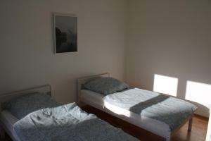 a bedroom with two beds and a picture on the wall at Zweites Zuhause in Recklinghausen
