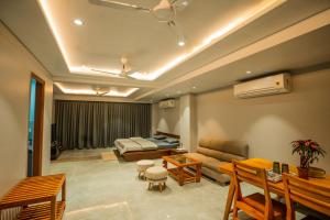 ein Wohnzimmer mit einem Sofa und einem Bett in der Unterkunft Aarna studio in Jaipur
