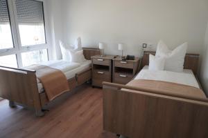 Un pat sau paturi într-o cameră la ISA Rheinquartier - Moderne und barrierefreie Ferienapartments