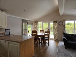 uma cozinha e sala de jantar com mesa e cadeiras em Wold View Country Park & Fisheries Lodges 1 and 9 em Market Rasen
