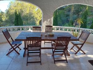 un tavolo e sedie in legno su un patio di El Paradiso ad Altea