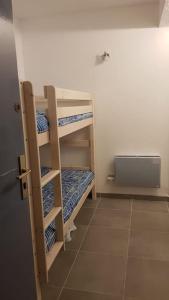Zimmer mit 3 Etagenbetten in einem Zimmer in der Unterkunft Studio cabine 4p Proche mer - Piscine - Parking in Cap d'Agde