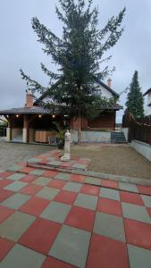 einen Innenhof mit einem Baum und einem Hydranten in der Unterkunft Casa Ciubărului Bran in Predeluţ