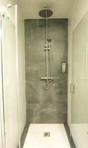 baño con ducha y puerta de cristal en Apartamento Con Jardín Rodeado de Viñedos en Ribadumia