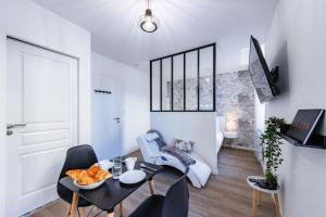 Μια τηλεόραση ή/και κέντρο ψυχαγωγίας στο Le SPA & Cocon - Jacuzzi - Sauna - Clim - Melina&Alfred