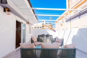 een balkon met stoelen en een glazen tafel bij Apartment with terrace steps from beach REMS in Fuengirola