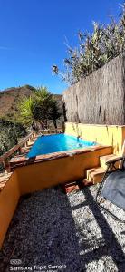 una gran piscina en un patio con en Adobe Getaway with 'private plunge pool' en Viñuela