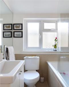 Ванная комната в Charming cottage home in Battersea