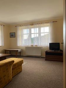 Μια τηλεόραση ή/και κέντρο ψυχαγωγίας στο Apartment Okolo Pece