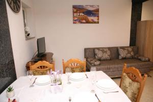 sala de estar con mesa y sofá en Apartments Old Town, en Trogir