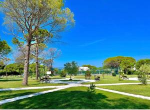 um parque com bancos e árvores num dia ensolarado em Villa with private pool em Durrës