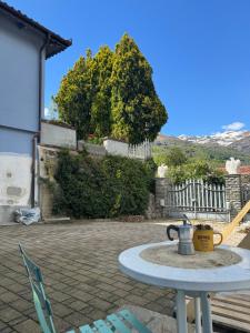 een tafel met een theepot op een patio bij La Porta Rossa in Biella