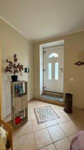 een woonkamer met een deur en een tapijt bij La Porta Rossa in Biella