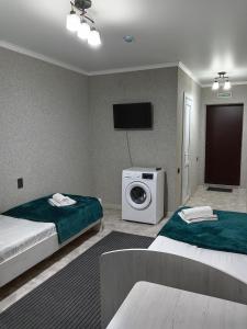 セメイにあるSilk Wayのベッド2台、洗濯機が備わるアパートメントです。