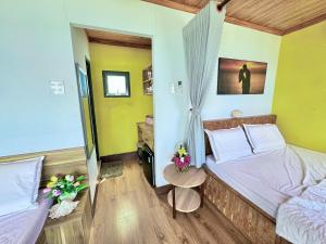 - une chambre avec 2 lits et des fleurs dans l'établissement Villa Đại Dương 2 View biển, à Cu Lao Thu