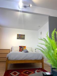 een slaapkamer met een bed in een kamer bij Penn Gardens Flat 1 - 2 - 3 & 4 Apartments in Havering atte Bower
