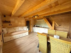 ein Wohnzimmer mit einem Sofa und einer Küche in der Unterkunft Chata RESTART in Jevíčko