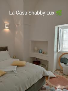 une chambre avec un lit et une fenêtre avec les mots la casa shako dans l'établissement La Casa Shabby Chic, à Matino