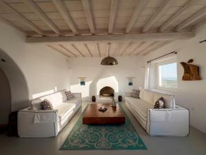 Una sala de estar con dos sofás blancos y una mesa. en Villa Prive 77 Mykonos, en Mykonos ciudad 55 fotos más