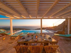 comedor con mesa, sillas y piscina en Villa Prive 77 Mykonos, en Mykonos ciudad