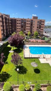Vista sulla piscina di Madrid House Boutique , Aeropuerto , Ifema o su una piscina nei dintorni