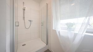 Koupelna v ubytování WineDesign Boxspring 8 Pers BASF Nähe Ludwigshafen und Mannheim