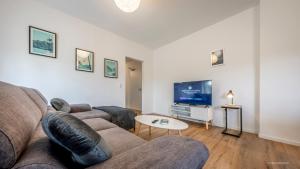 TV a/nebo společenská místnost v ubytování WineDesign Boxspring 8 Pers BASF Nähe Ludwigshafen und Mannheim