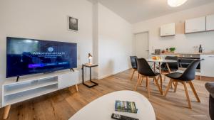 TV a/nebo společenská místnost v ubytování WineDesign Boxspring 8 Pers BASF Nähe Ludwigshafen und Mannheim