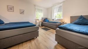 Postel nebo postele na pokoji v ubytování WineDesign Boxspring 8 Pers BASF Nähe Ludwigshafen und Mannheim