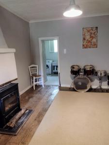 uma sala de estar com lareira e tambores em Rustic and Remote Stone Cottage em Arta