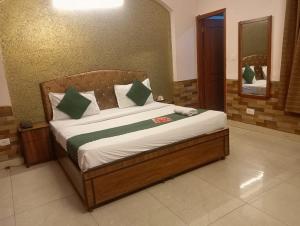 een slaapkamer met een groot bed met een houten frame bij Angel Pink Residency B58 in Ghaziabad