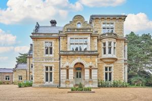 Una gran casa de ladrillo con ventanas en la parte superior. en Finest Retreats - Highfield House, en Ripon