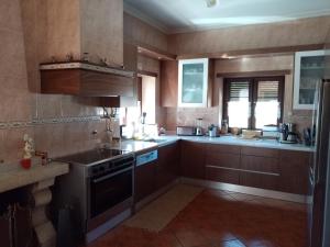 eine Küche mit Spüle und Herd Oberer Backofen in der Unterkunft Villa - Casa Grande de Arcos in Arcos