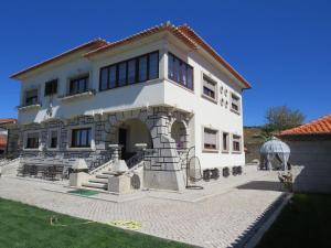 ein großes weißes Haus mit einem großen Garten in der Unterkunft Villa - Casa Grande de Arcos in Arcos