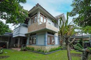 une grande maison avec une cour dans l'établissement Mitra Dago Antapani Syariah, à Bandung