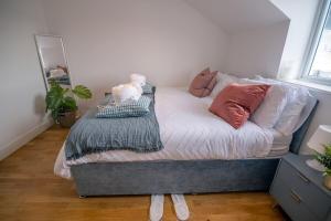 uma cama com almofadas num quarto em Cozy Living in Abbey Woods em Abbey Wood