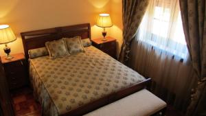 ein Schlafzimmer mit einem Bett mit zwei Lampen und einem Fenster in der Unterkunft Villa - Casa Grande de Arcos in Arcos + 11 Fotos