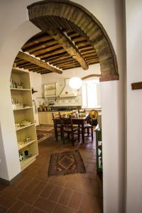 a kitchen and dining room with an archway in a house at Casa Locci in Capannori