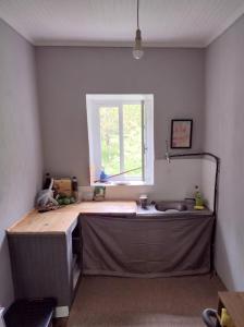 um quarto com uma mesa e uma janela em Rustic and Remote Stone Cottage em Arta