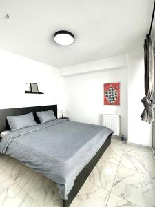 ein Schlafzimmer mit einem Bett in einem weißen Zimmer in der Unterkunft Walk into Dream of Acropolis 10 in Athen