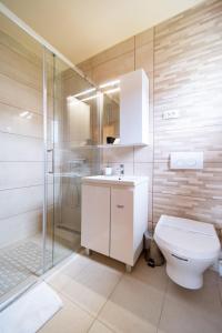 Koupelna v ubytování Guesthouse Mira + 37 fotografií