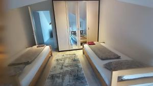Postel nebo postele na pokoji v ubytování Lejla apartmani - Jablaničko jezero