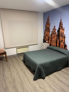 1 dormitorio con cama y pantalla grande en Hostal y Albergue Carpinteiras, en Rodeiro