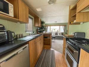 A kitchen or kitchenette at 8 Berth Caravan At The Seaside Of Haven Hopton-on-sea In Norfolk Ref 80065f